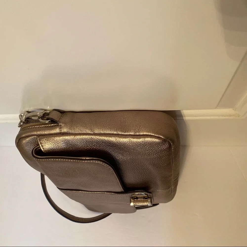 B. MAKOWSKY BAG SHOULDER CROSSBODY GOLD LEATHER ZIP TOP SILVER HARDWARE